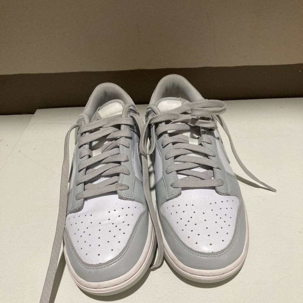 Nike Men's Light Gray and White Sneakers
Dunk low Retro SE